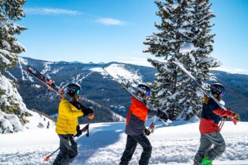 skiers freeride skiing